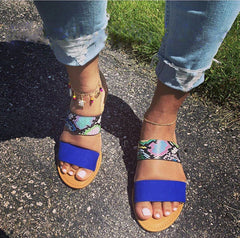 Slippers de sandale pour femmes colorées plates