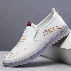 Nouvelles chaussures décontractées pour hommes Slip-on Sole Sole respirant chaussures de conduite plate peu profondes Chaussures en cuir masculin modes d'été pour hommes