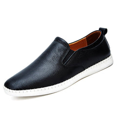 Des chaussures de mocassin en cuir authentique pour hommes glissent sur des chaussures de conduite à pied douces