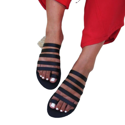 Schwarze offene Zehensandalen Frauen hohl aus einem Straßen.