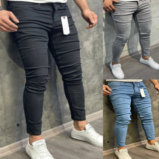 I jeans elastici e europei e americani con piccoli piedi sono un tricolore classico
