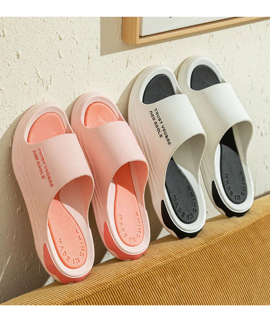 Zapatillas femenino de verano en el interior de la casa de baño amantes de los amantes de los que no