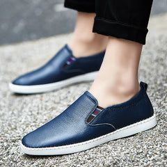 Des chaussures de mocassin en cuir authentique pour hommes glissent sur des chaussures de conduite à pied douces