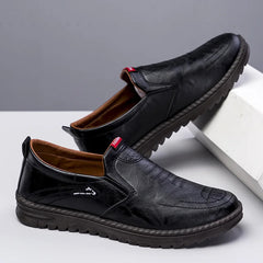 Nouvelles chaussures décontractées pour hommes Slip-on Sole Sole respirant chaussures de conduite plate peu profondes Chaussures en cuir masculin modes d'été pour hommes